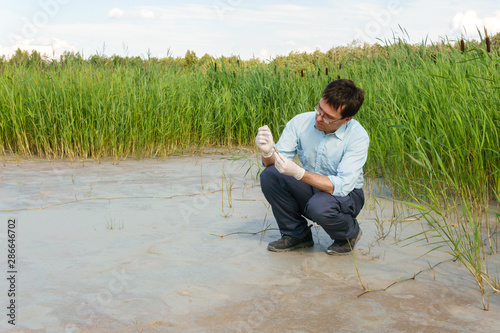 Fotografie field researcher biologist examines soil sample in vitro