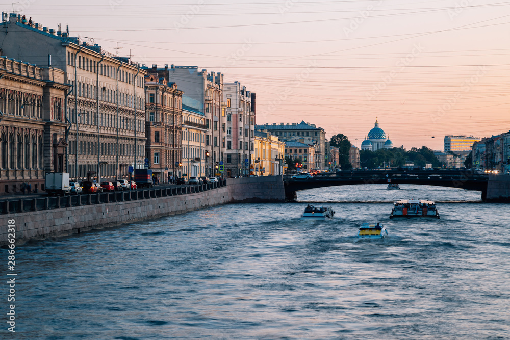 Fototapeta premium Katedra Świętej Trójcy i rzeka Fontanka o zachodzie słońca w Sankt Petersburgu, Rosja