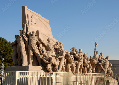 Quadro em tela Revolutionary monument in front of the Mausoleum of Mao Zedong (Chairman Mao) in Tiananmen Square, Beijing