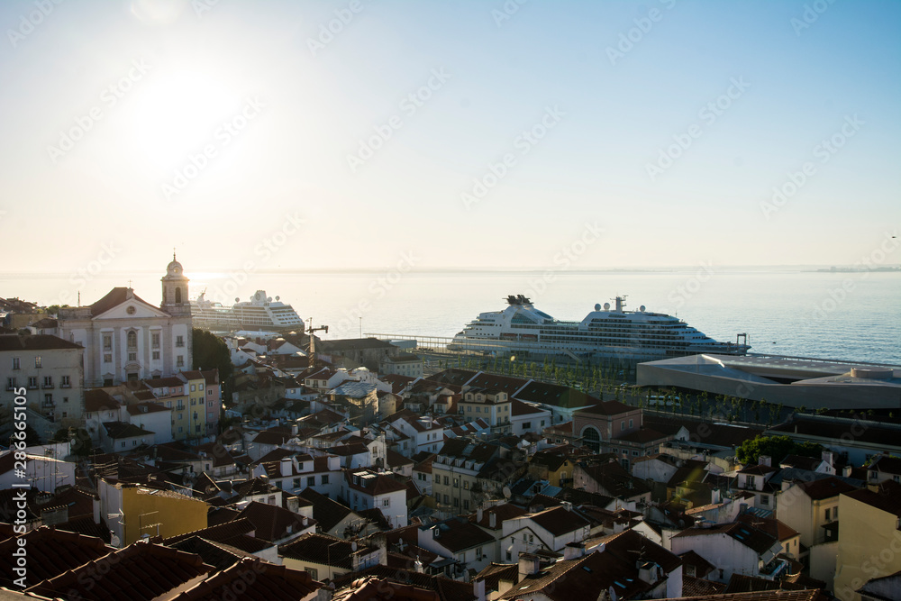 早朝のリスボン・アルファマ地区からの眺め