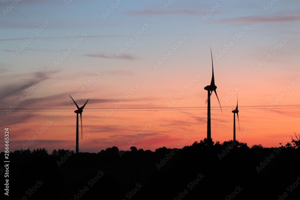 Obraz premium Eoliennes à 3 pales dans la commune de Saint Caradec - Côtes d'Armor - Bretagne - France