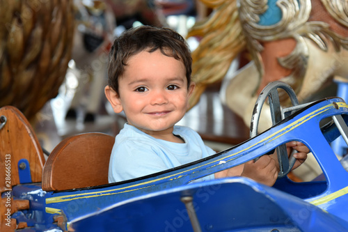 Photos jeune enfant jouant dans un manège