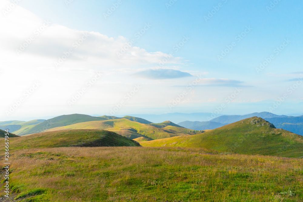 colline campi verdi con cielo azzurro estate colline campi verdi con cielo azzurro estate