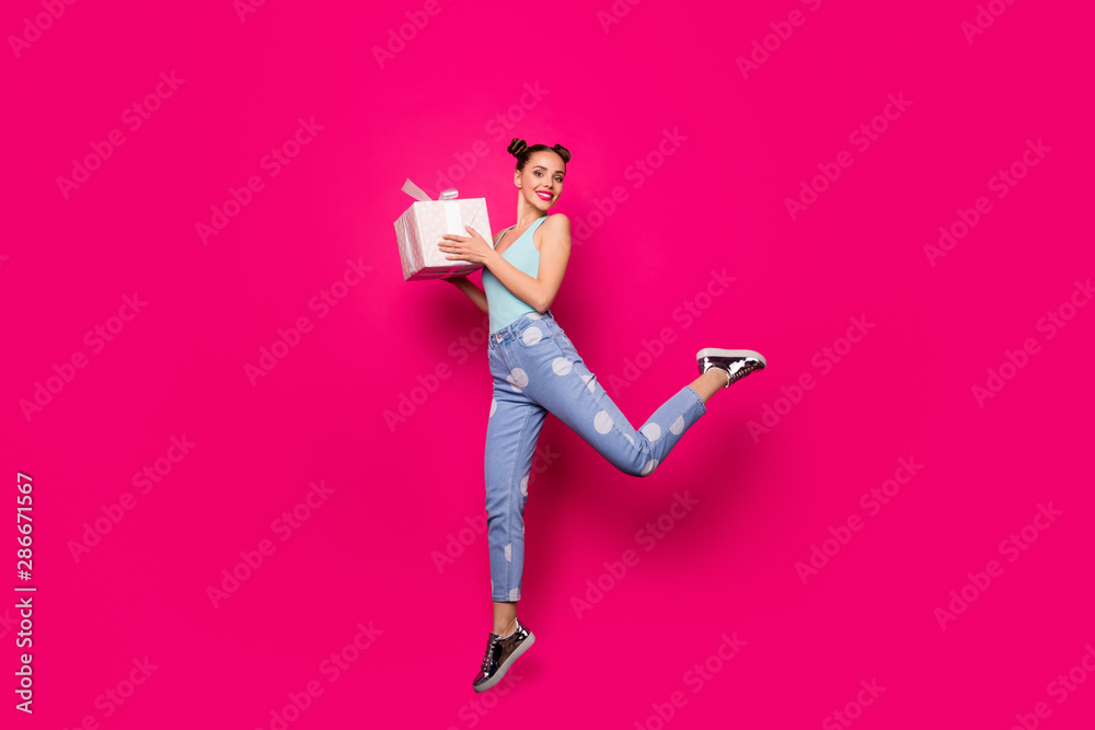Fototapeta premium Pełne zdjęcie uroczej pani trzymającej duże dłonie prezentowe skaczące w wysokim stroju na co dzień strój na białym tle różowym tle