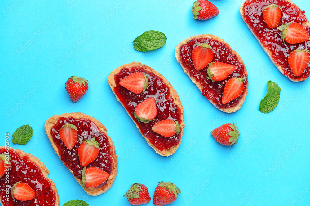 Fototapeta Toasted bread with tasty strawberry jam on color background