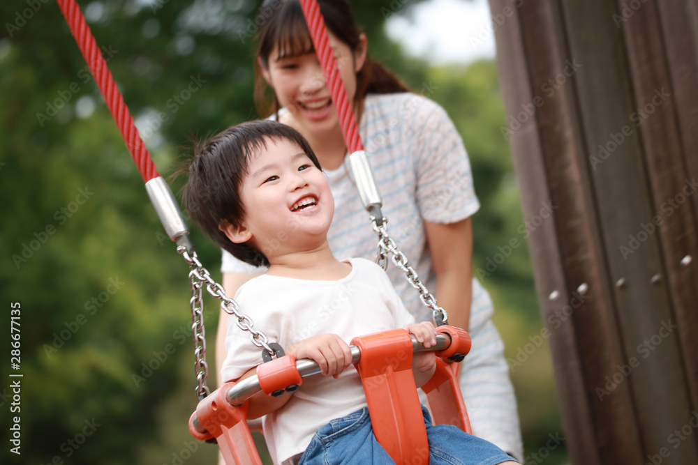ブランコで遊ぶ親子 ブランコで遊ぶ親子