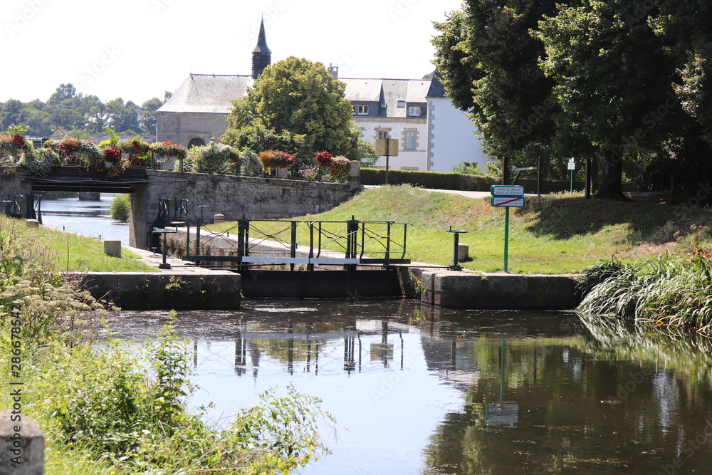 Obraz premium Ecluse sur le canal de Nantes à Brest dans la ville de Pontivy - Département du Morbihan - Bretagne - France