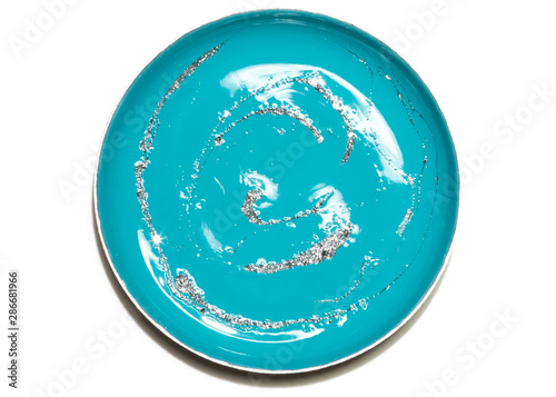 Türkis glänzender Nagellack mit Silber-Partikel in rundem Topf auf weissem Hintergrund