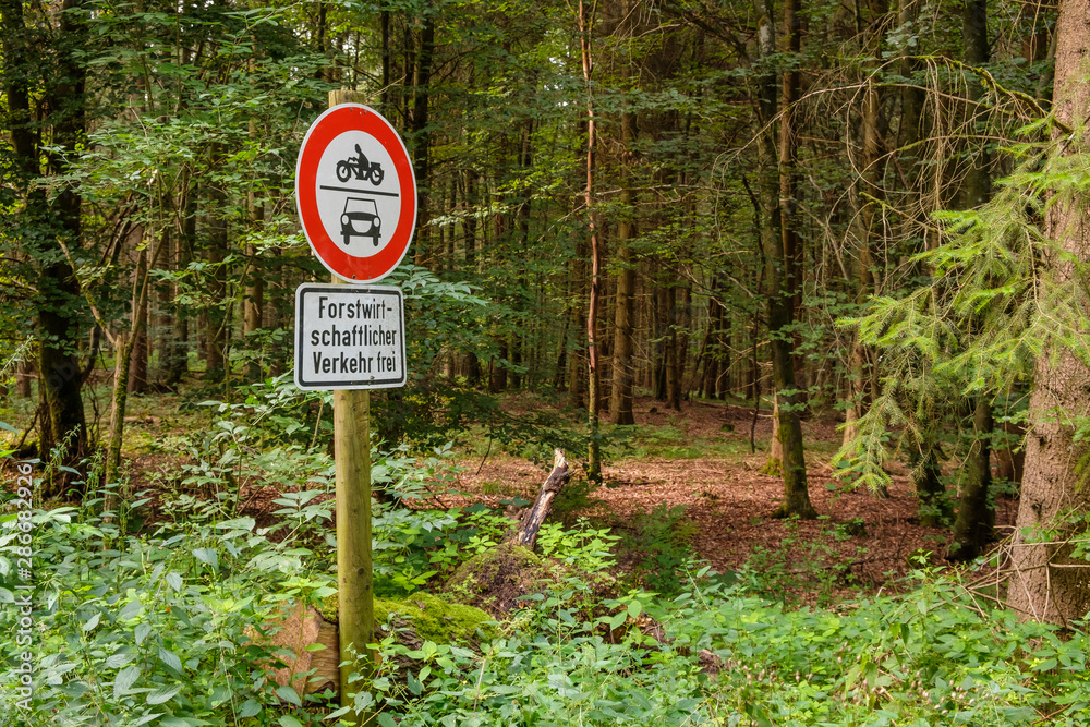 Schild im Wald: Forstwirtschaftlicher Verkehr frei Schild im Wald: Forstwirtschaftlicher Verkehr frei