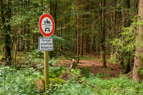 Schild im Wald: Forstwirtschaftlicher Verkehr frei photo