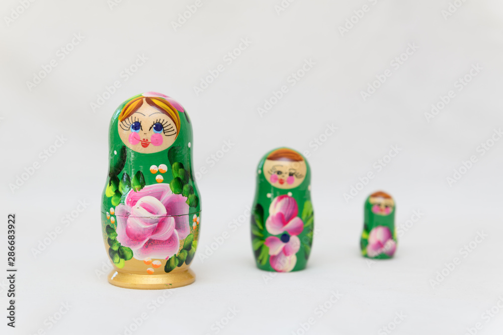 Trois poupées russes sur fond blanc