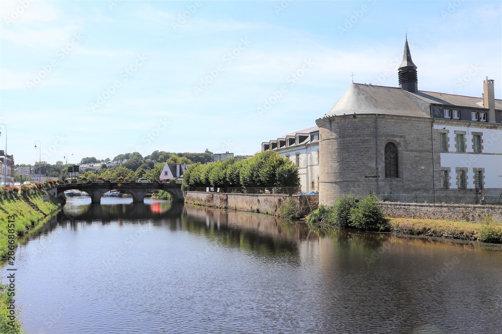 Le canal de Nantes à Brest dans la ville de Pontivy - Département du Morbihan - Bretagne - France