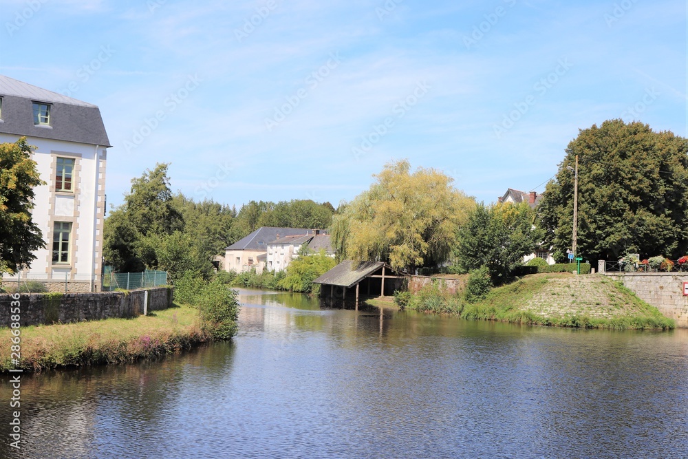 Obraz premium Le canal de Nantes à Brest dans la ville de Pontivy - Département du Morbihan - Bretagne - France