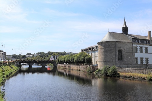 Le canal de Nantes    Brest dans la ville de Pontivy - D  partement du Morbihan - Bretagne - France