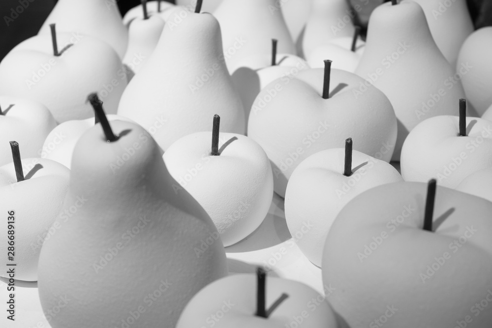Obraz premium White apples and pears in the store
