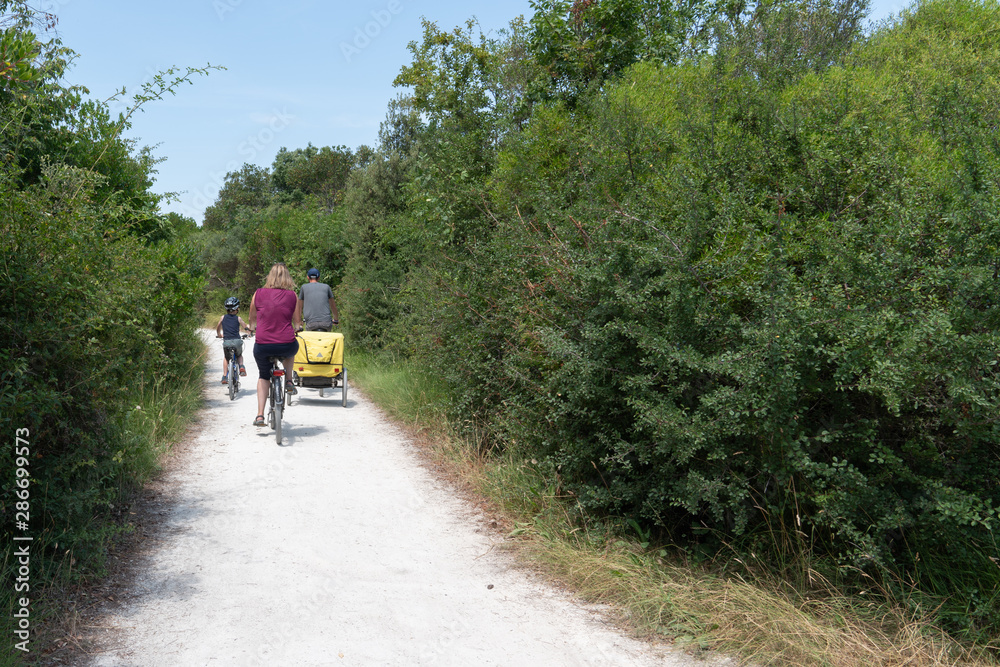 ride bike vacation with trailer and family on Ile d'Aix Charente maritime