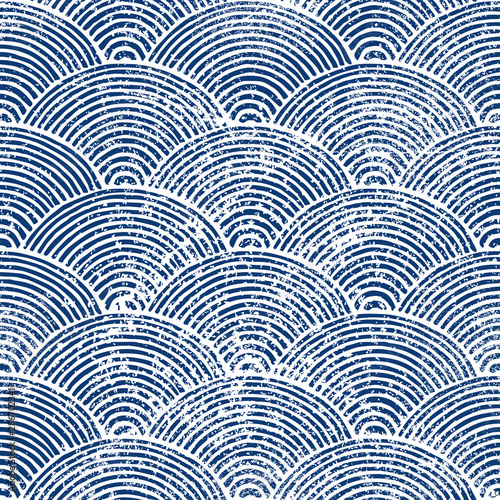 Golvend naadloos patroon. Japanse prent van seigaiha. Blauw en wit marine ornament voor textiel. Vector illustratie.