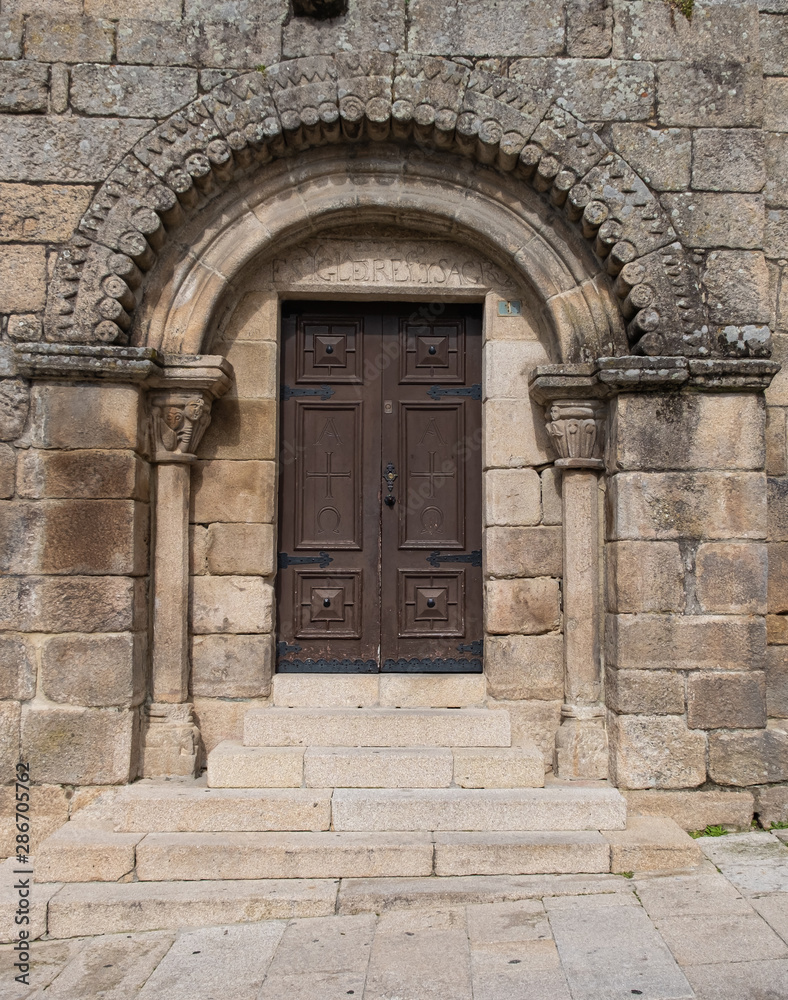 Puerta oeste de la iglesia romanica de San Benito de Allariz. Ourense, Galicia. España.