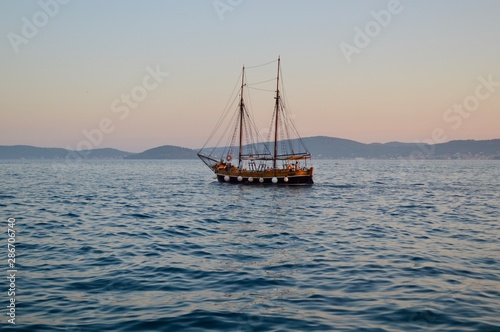 Barca a vela in mare al tramonto