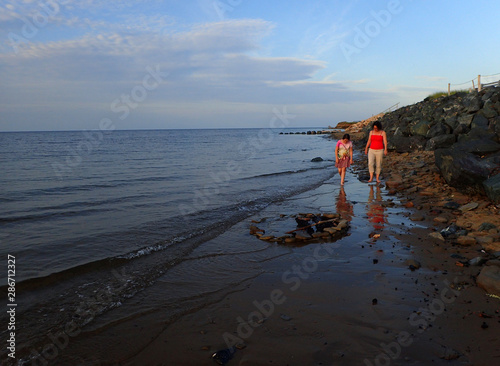 mère et fille à la plage