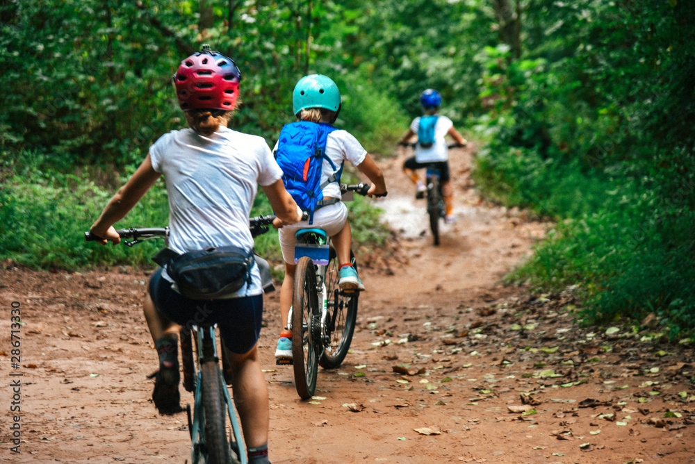 Female mountain bikers in Tennessee