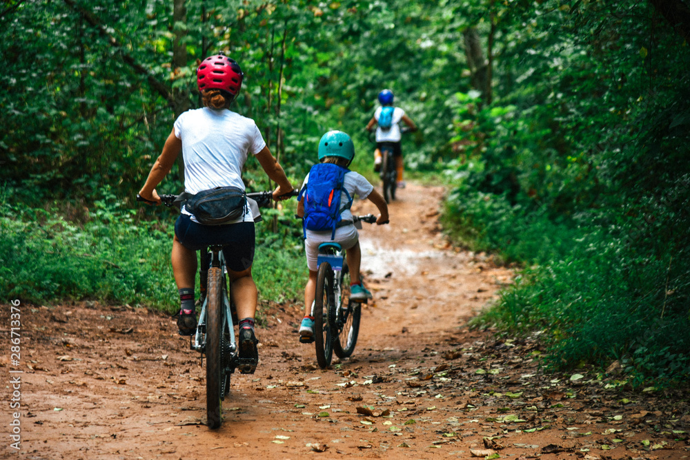 Naklejka premium Female mountain bikers in Tennessee