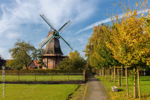 A park in the sunshine in the small town of Jemgum near Emden in northern Germany Fototapet