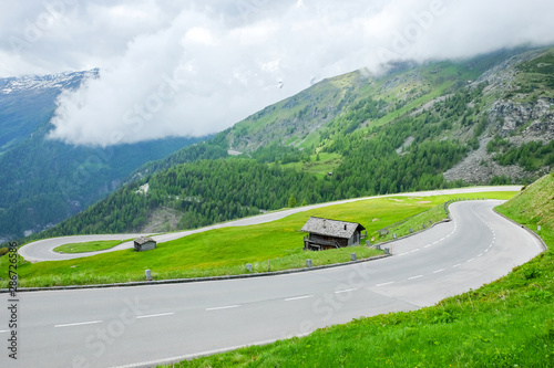 Mountain road in Austria © byjeng
