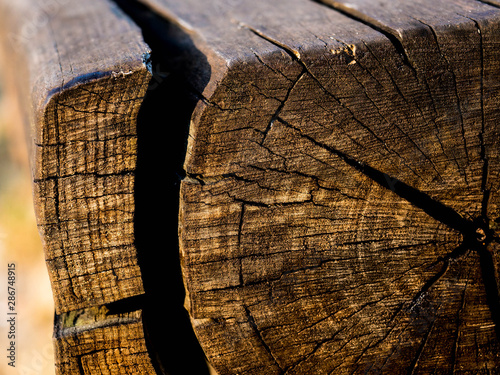 Zbliżenie na drewnianą ławkę
