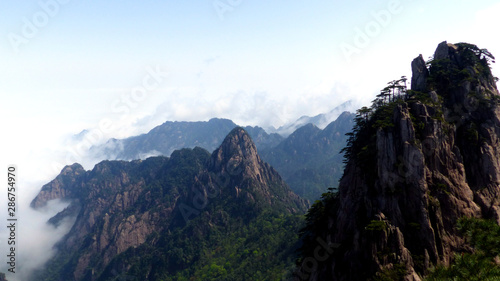 Fototapeta Naklejka Na Ścianę i Meble -  Au dessus des nuages de la montagne jaune (Huangshan - Chine)