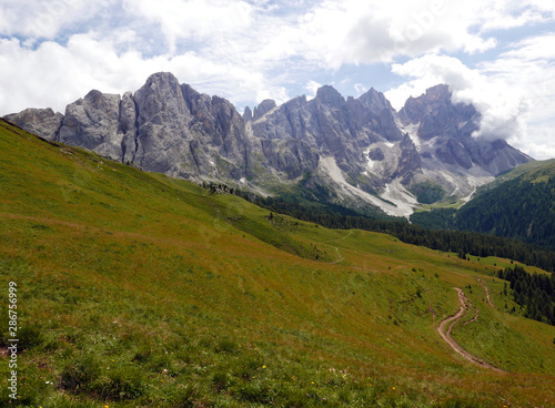 spettacolare vista montana delle cime dolomitiche tra rocce e vallate