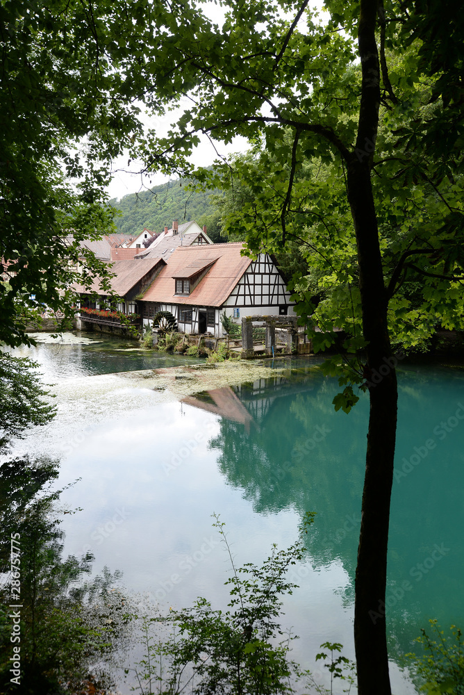 Fototapeta premium Blautopf mit Hammerschmiede bei Blaubeuren