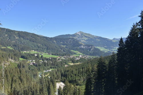 Krimml, Salzburg, Pinzgau, Salzachtal, Krimmler Wasserfälle, Gerlos, Dorf, Kitzbühler Alpen, Gipfel, Krimml, Vorderkrimml, Venedigergruppe, Sommer, Siedlung, Ort, Haus, Häuser, Kirche, Alm, Wald, Schu photo