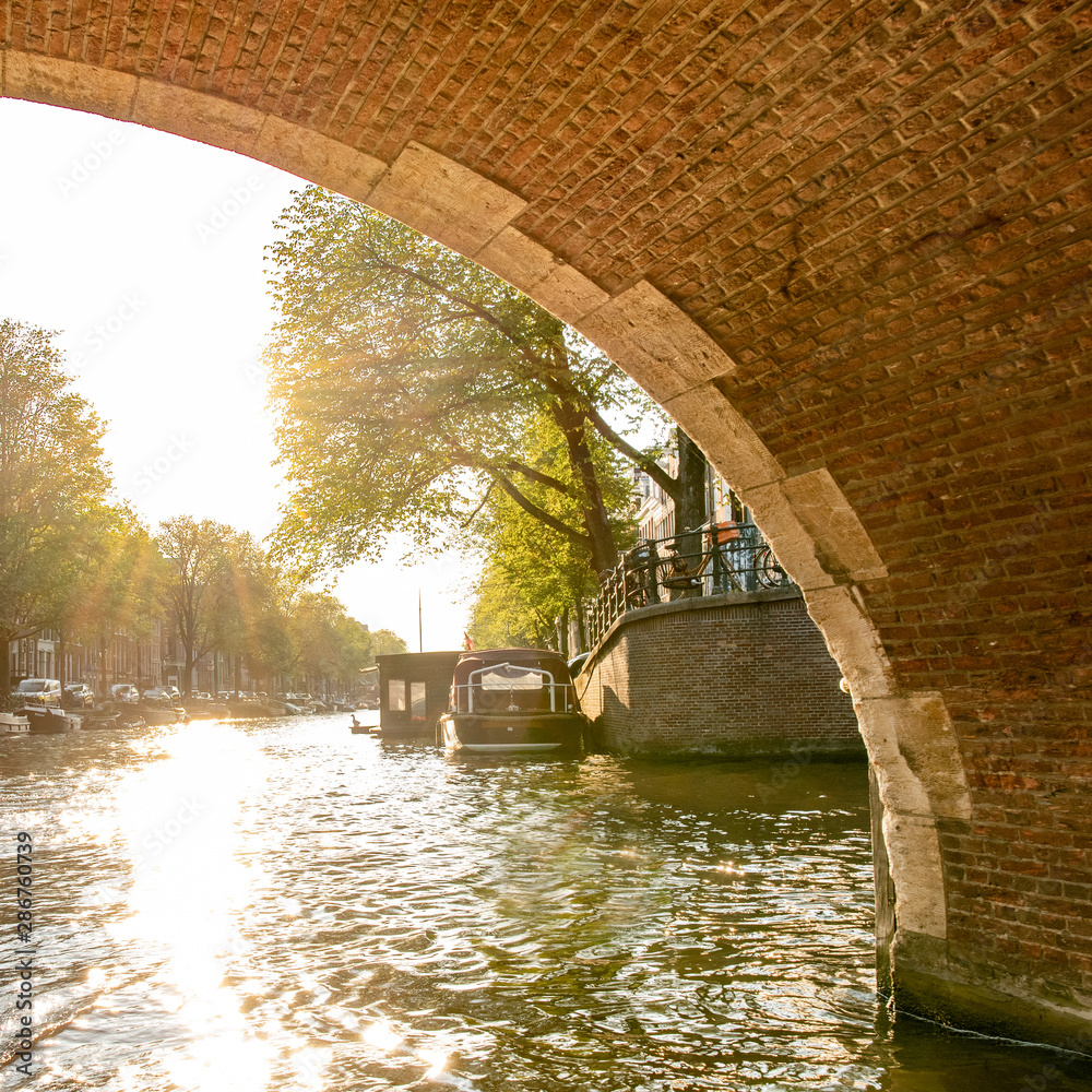 Amsterdam - unter der Brücke (08/2019)