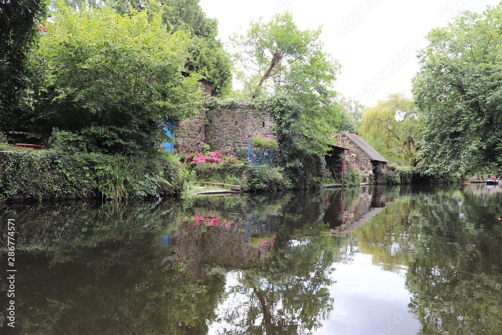 Obraz premium Le fleuve Trieux dans la ville de Pontrieux - Département des Côtes d'Armor - Bretagne - France