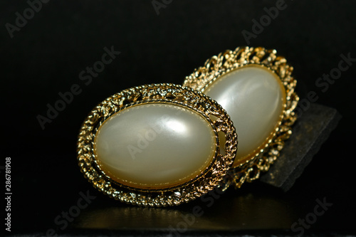  Real pearl pendant necklace surrounded with gold for ladies That has taste and likes pearl