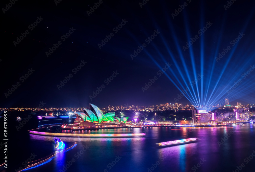 Fototapeta premium Punkt widokowy Pylon na panoramę miasta Vivid Sydney