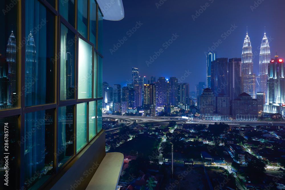 Naklejka premium Night view of a beautiful cityscape with window reflection