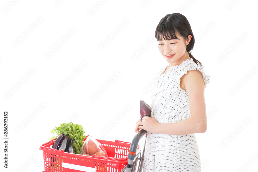 スーパー買い物をする若い女性