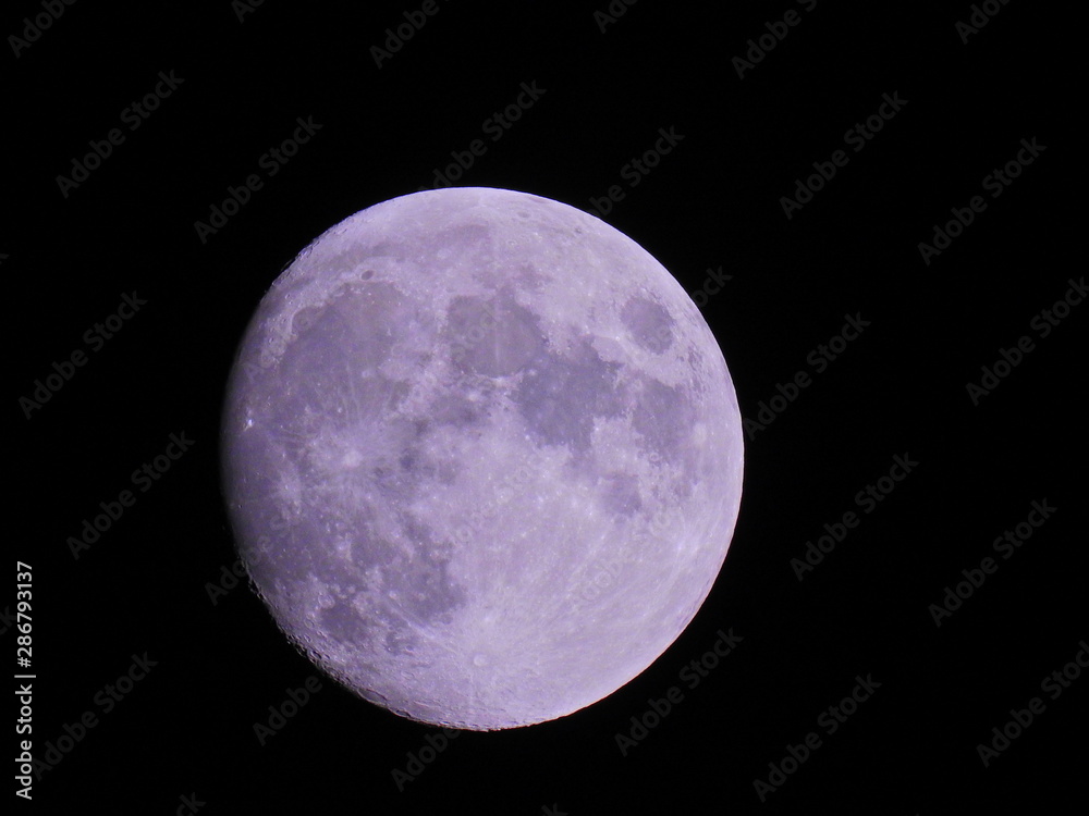 夜空に輝く月、月齢12.3 夜空に輝く月、月齢12.3