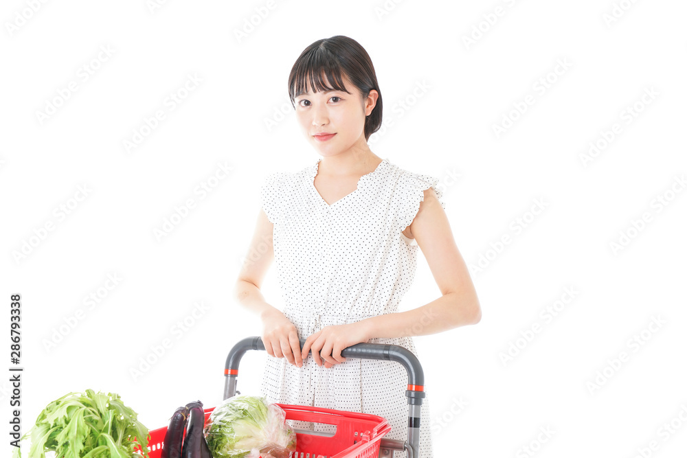 スーパー買い物をする若い女性 スーパー買い物をする若い女性