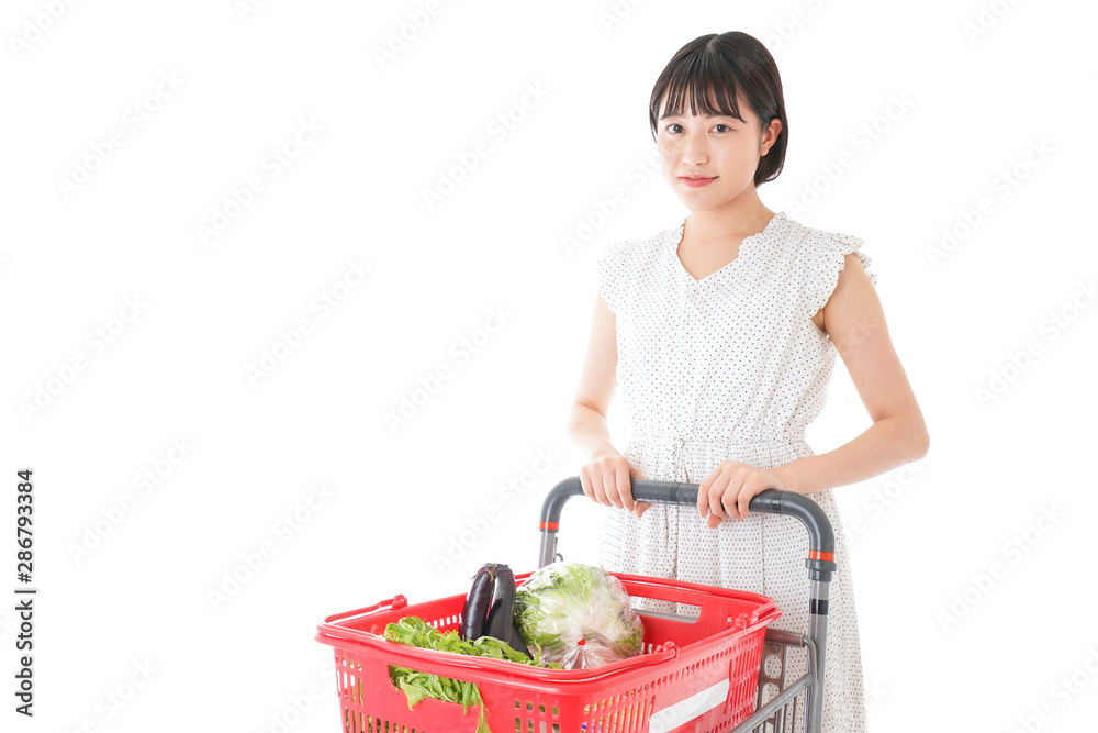 スーパー買い物をする若い女性 スーパー買い物をする若い女性