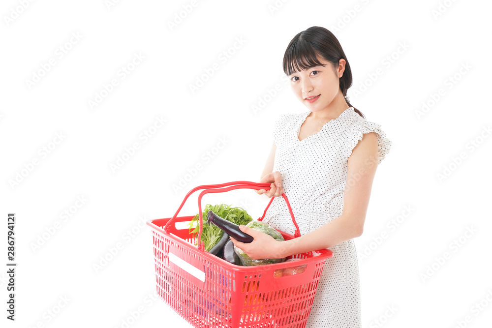 スーパー買い物をする若い女性 スーパー買い物をする若い女性