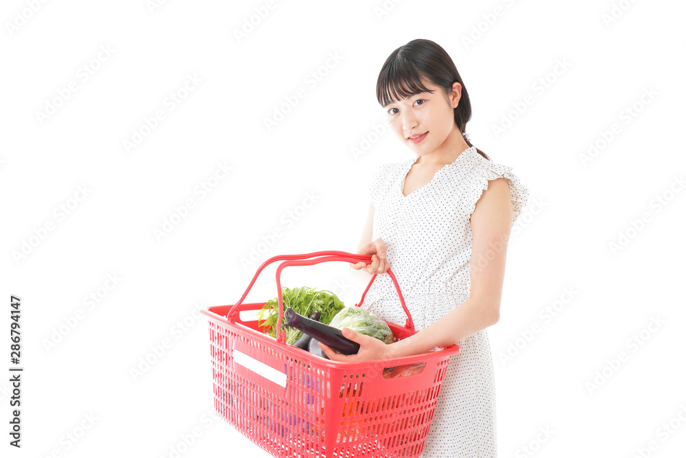 スーパー買い物をする若い女性 スーパー買い物をする若い女性