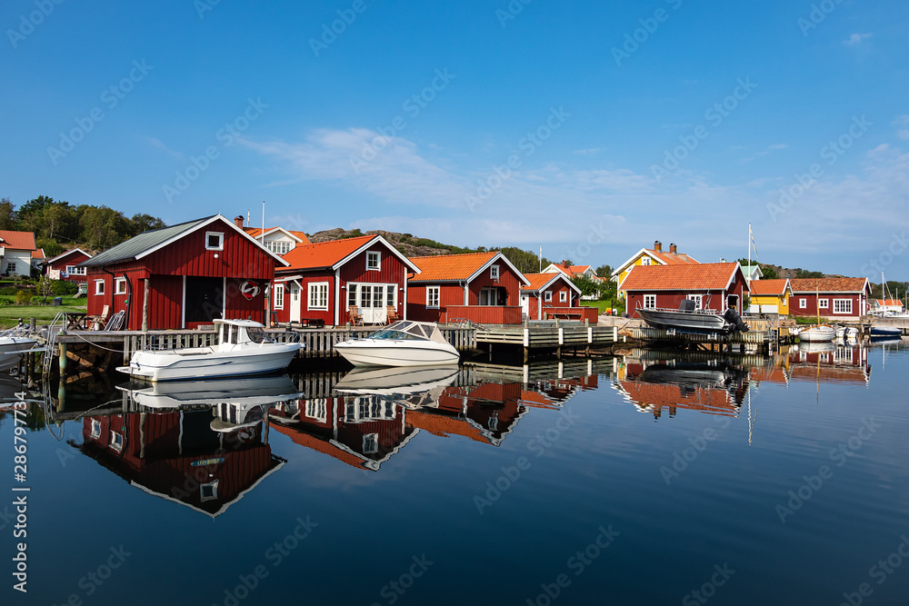 Blick auf den Ort Hamburgsund in Schweden