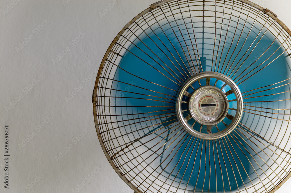 Foto Stock Vintage old white stand fan with blue blades | Adobe Stock
