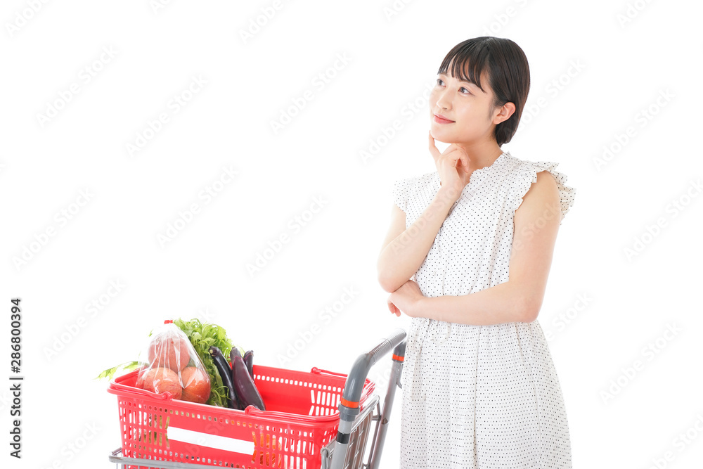 スーパーで考える若い女性 スーパーで考える若い女性
