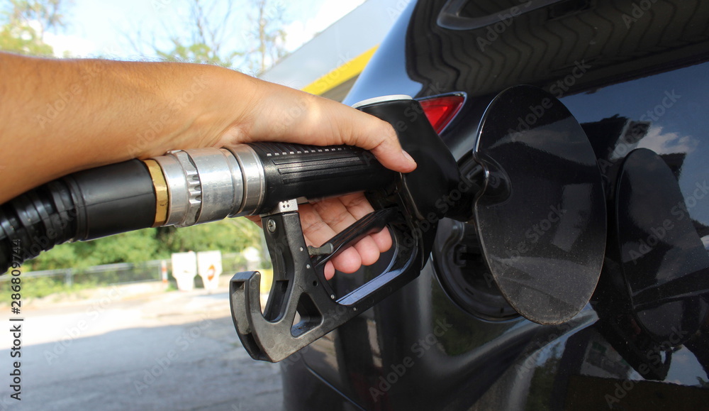 Fare rifornimento di carburante alla propria auto	