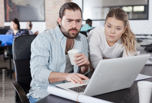 Woman explaining project to male coworker