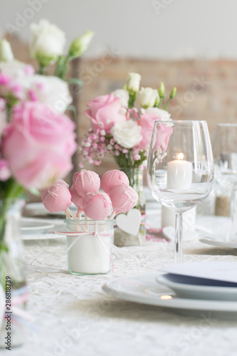 Cakepops auf einer Hochzeitstafel